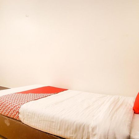 Oyo Indiraj Hotel Guwahati Buitenkant foto
