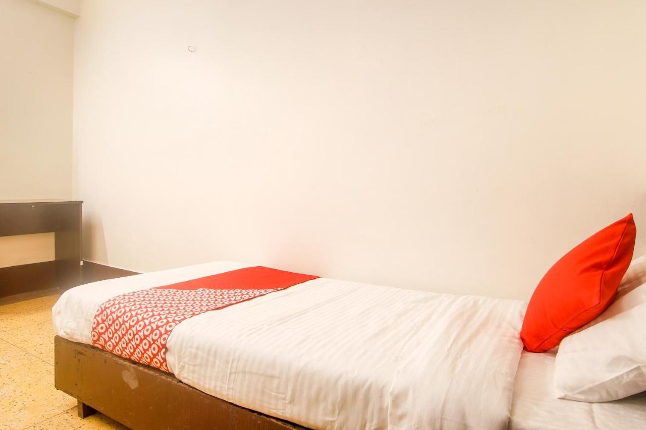 Oyo Indiraj Hotel Guwahati Buitenkant foto